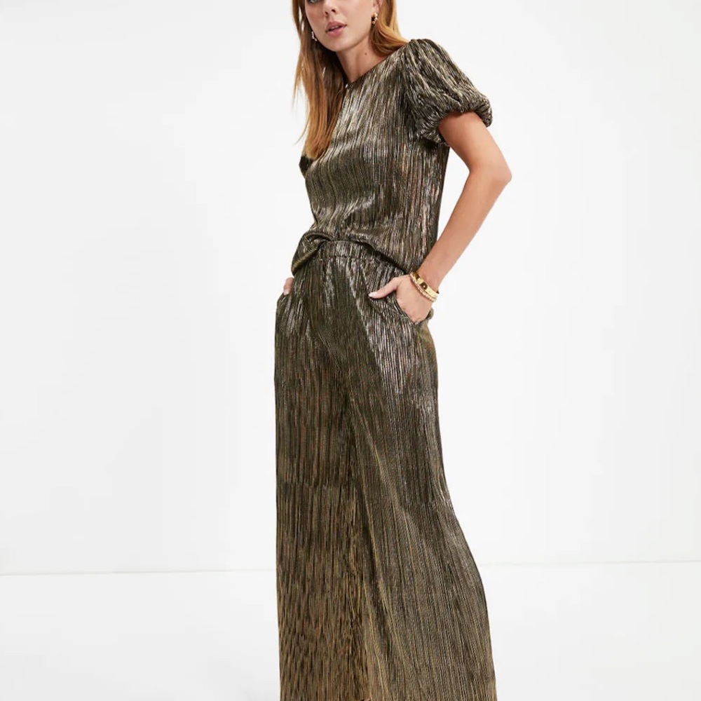 Metallic Plisse Puff Sleeve Top